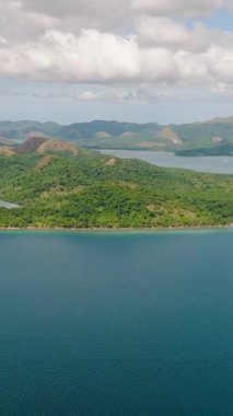 Coron, Palawan 'daki mavi deniz ve adalar. Mavi gökyüzü ve bulutlar. Filipinler. Dikey görünüm.