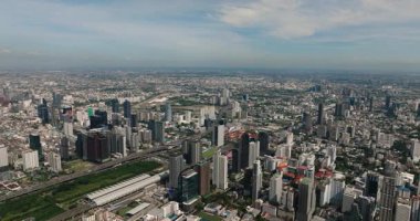Bangkok 'un panoramik manzarasında yüksek binalar ve kentsel yayılma görülüyor. Bangkok, Tayland.