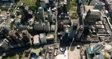 Şehir merkezinde modern gökdelenler, otoyollar ve hareketli şehirde yeşil alanlar var. Bangkok, Tayland.