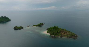 Bir zamanlar kumlu sahilleri ve palmiyeleri olan Islas. Zamboanga 'da. Mindanao, Filipinler.