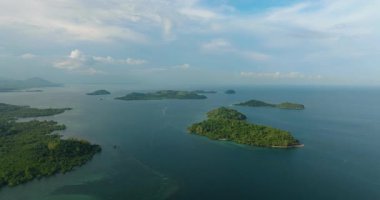 Mavi denizli tropik ada kümesi. Mavi gökyüzü ve bulutlar. Zamboanga, Filipinler.