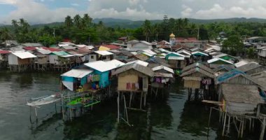 Zamboanga 'da deniz kıyısında bulunan evlerin yanında bulunan hava manzaralı tekneler cambaz ayaklıklarında yükseltildi. Mindanao, Filipinler.