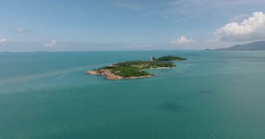Durgun turkuaz deniz ve güneşli bir günde parlak mavi gökyüzü ile çevrili yemyeşil bir ada. Bo Put. Ko Samui, Tayland.