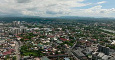 Şehir manzarası, modern binalar ve küçük evler. Cagayan de Oro. Mindanao, Filipinler. Şehir manzarası.