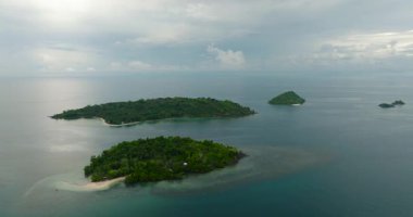 Mavi denizle çevrili tropik adalar. Bir zamanlar Islas. Zamboanga 'da. Mindanao, Filipinler.