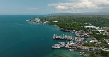 General Santos Şehri Balık Limanı 'nın kıyı şeridindeki balıkçı teknelerinin üst görüntüsü. Mindanao, Filipinler.