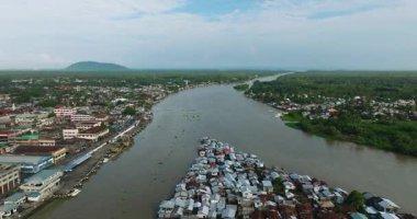 Cotabato şehrinin nehir kenarındaki yerleşim bölgesinin insansız hava aracı görüntüsü. Mindanao, Filipinler. Şehir manzarası.