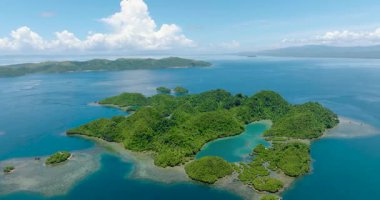 Tinago Adası 'nın insansız hava aracı görüntüsü. Mavi derin deniz, mavi gökyüzü ve bulutlar. Mindanao, Filipinler. Deniz Burnu.