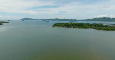 Mindanao 'daki kargo gemisiyle Tropikal Ada' nın havadan görünüşü. Filipinler.