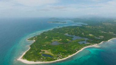 Bereketli yeşillikleri, turkuaz suları ve kumlu plajları olan tropikal bir ada. Santa Fe, Tablo, Romblon, Filipinler.