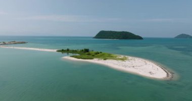 Açık gökyüzünün altında turkuaz sularla çevrili beyaz kumlu küçük bir ada. Ko Pha Ngan, Tayland.