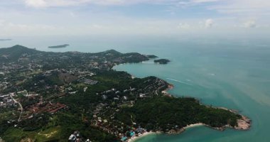 Yeşil tepeler, turkuaz deniz ve canlı mavi gökyüzü tarafından çerçevelenmiş küçük adaların yer aldığı manzaralı kıyı manzarası. Bo Put. Koh Samui, Tayland.