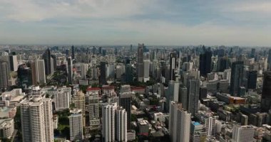 Şehir yoğunluğunu gösteren yerleşim bölgeleriyle çevrili yüksek binalar. Bangkok, Tayland.