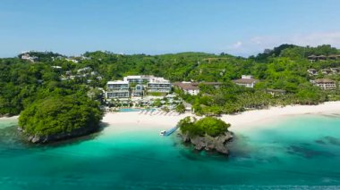 Gözlerden uzak bir koy, beyaz kumlu plajlar, turkuaz su ve lüks bir tatil köyü. Punta Bunga Plajı, Boracay Adası, Filipinler.