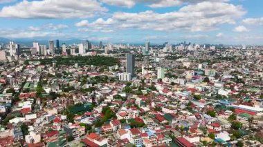 Canlı yerleşim bölgeleri ve şehir manzaralarının yer aldığı geniş şehir manzarası. Metro Manila, Filipinler.