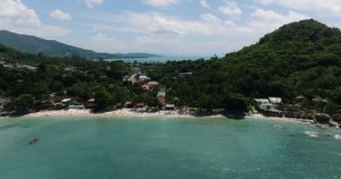 Bereketli yeşillikler ve berrak suları ve canlı kıyı şeridi olan tepelerle çevrili tropik plajlar. Ko Samui, Tayland.