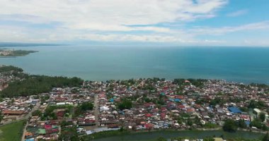 Iligan City 'de deniz kenarındaki köyler. Lanao del Norte, Kuzey Mindanao, Filipinler.