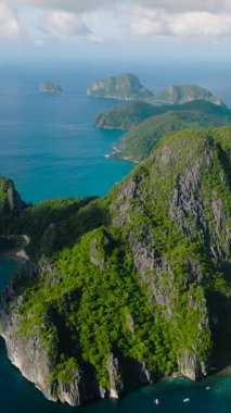 El Nido, Palawan 'daki Cadlao Gölünün en iyi manzarası. Filipinler. Dikey görünüm.
