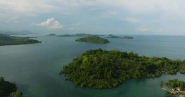 Adaları ve mavi denizi olan güzel bir deniz manzarası. Bir zamanlar Zamboanga, Filipinler 'deki Islas.
