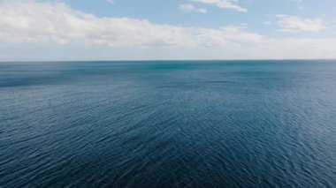 Sakin, berrak mavi sular ve dingin bir ufuk ile açık okyanus manzarası. Santa Fe, Tablo, Romblon, Filipinler.