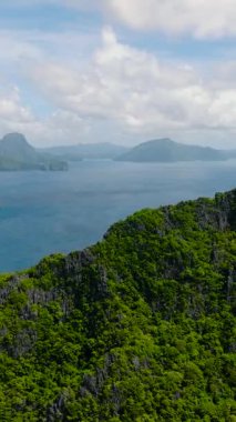El Nido, Palawan 'daki Inambuyod Adası ve Matinloc Adası. Filipinler. Dikey görünüm.