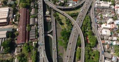 Şehir manzarasında araçlarla ve çevre yapılarla kesişen birden fazla otoyol var. Bangkok, Tayland.