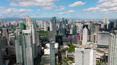 Kalabalık bir şehirde yoğun modern binalarla dolu bir siluet. Metro Manila, Filipinler.