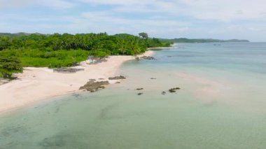Sığ suları ve yeşilliklerle çevrili beyaz kumsalı olan tropik bir sahil. Santa Fe, Tablo, Romblon, Filipinler.