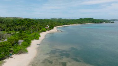 Turkuaz suları, beyaz kumları ve canlı yeşillikleri olan manzaralı bir sahil şeridi. Santa Fe, Tablo, Romblon, Filipinler.
