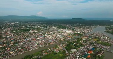 Cotabato Şehri. Yerleşim yerleri ve binalar. Mindanao, Filipinler. Şehir manzarası.