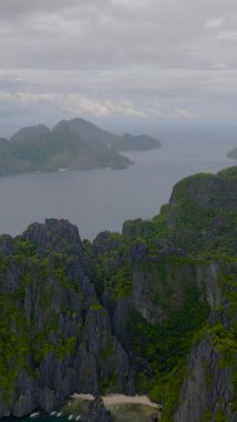 Lagünü ve beyaz kumlu plajı olan Miniloc Adası. Gizli Göl ve Jijis Sahili. El Nido, Palawan. Filipinler. Dikey görünüm.