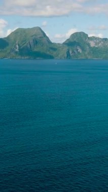 Mavi denizle çevrili tropikal adaların havadan görünüşü. El Nido. Palawan, Filipinler. Dikey görünüm.