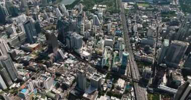 Modern gökdelenler ve yeşillik dokunuşu olan kentsel alanlar. Bangkok, Tayland.