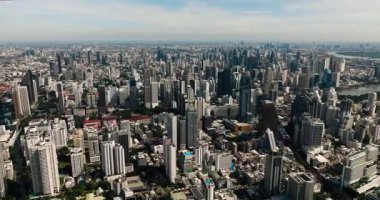 Geniş şehir manzarası gökdelenler ve şehir yapılarından oluşan yoğun bir kümeyi gösteriyor. Bangkok, Tayland.