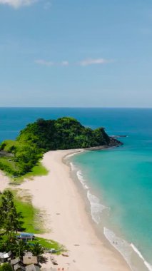 Nacpan Sahili 'ndeki beyaz kumlu plaj ve El Nido, Palawan' daki ikiz plaj. Filipinler. Dikey görünüm.