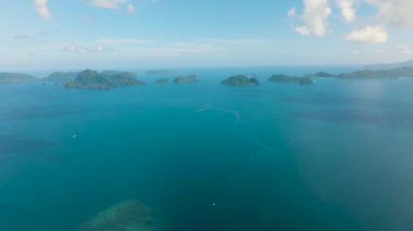 Sakin bir su ortamı, El Nido tropikal adalarında rahatlamaya ve barışa davetiye çıkarır. Palawan, Filipinler.