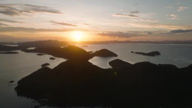 Gün batımının canlı renkleri doğal sükuneti artırır. Coron, Palawan, Filipinler 'de gün batımının sakin manzarası.