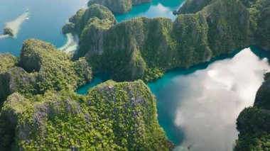Turkuaz göl dik, yemyeşil tepeler tarafından beşikte tutulur. Kayangan Gölü. Kireçtaşı kayalarıyla çevrili Barakuda Gölü. Coron, Palawan, Filipinler.