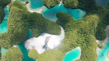 Bucas Grande Adası 'nda havuz suyu formasyonu olan Sandy Beach. Surigao del Norte. Mindanao, Filipinler.
