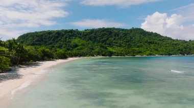Kıyı şeridi geniş bir beyaz kumlu plaja sahiptir. El Nido, Palawan 'da temiz su ve mercanlar. Filipinler.