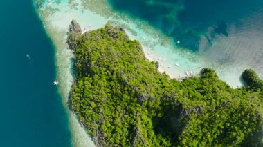 Banul Sahili 'ndeki turistik teknelerin, tropikal beyaz kumların ve turkuaz suların en iyi manzarası. Coron, Palawan, Filipinler. 5 bin..