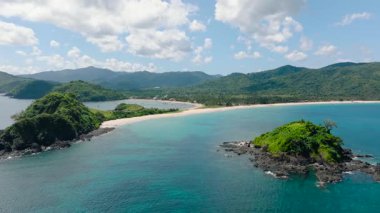 Sakin, beyaz kumlu, tropik adanın havadan görünüşü. El Nido, Palawan 'daki turkuaz suları ve mercanları temizleyin. Filipinler.