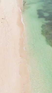 Beyaz kumlu Tan-agan Piknik Mağazası. Carabao Adası. Romblon, Filipinler. Dikey görünüm.