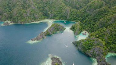 Zümrüt göl yüksek kireçtaşı kayalıklarıyla çevrilidir. Laknisan Gölü. Coron, Palawan, Filipinler.