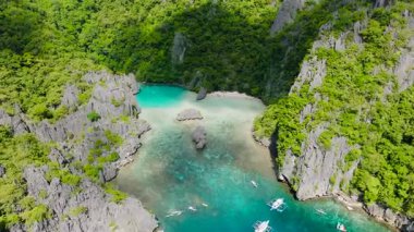 Güzel kireçtaşı kaya oluşumları el değmemiş lagünlerin etrafında. Cadlao Adası. El Nido. Palawan, Filipinler.