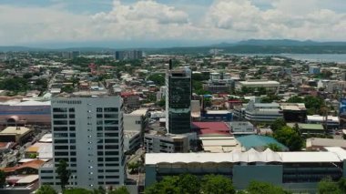 Güzel ticari binaları olan Davao City 'nin hava aracı. Filipinler.