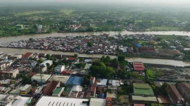 Cotabato şehrinin nehir kenarındaki köyler. Mindanao, Filipinler.