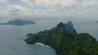 Matinloc Adası 'ndaki Calmung Sahili' nde okyanus dalgaları. El Nido, Palawan 'daki tropik adaların manzarası. Filipinler.