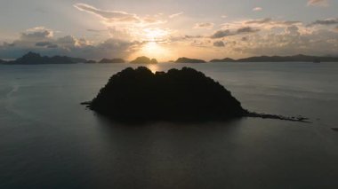Depeldet Adası, güzel günbatımı manzaralı ada manzarası ve El Nido, Palawan 'da altın gökyüzü. Filipinler.