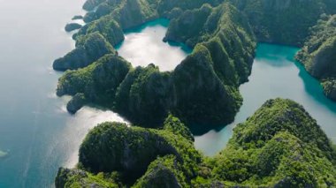 Kayangan Gölü ve Barakuda Gölü 'nün insansız hava aracı manzarası. Etrafı kireçtaşı kayalıklarıyla çevrili. Coron, Palawan, Filipinler.